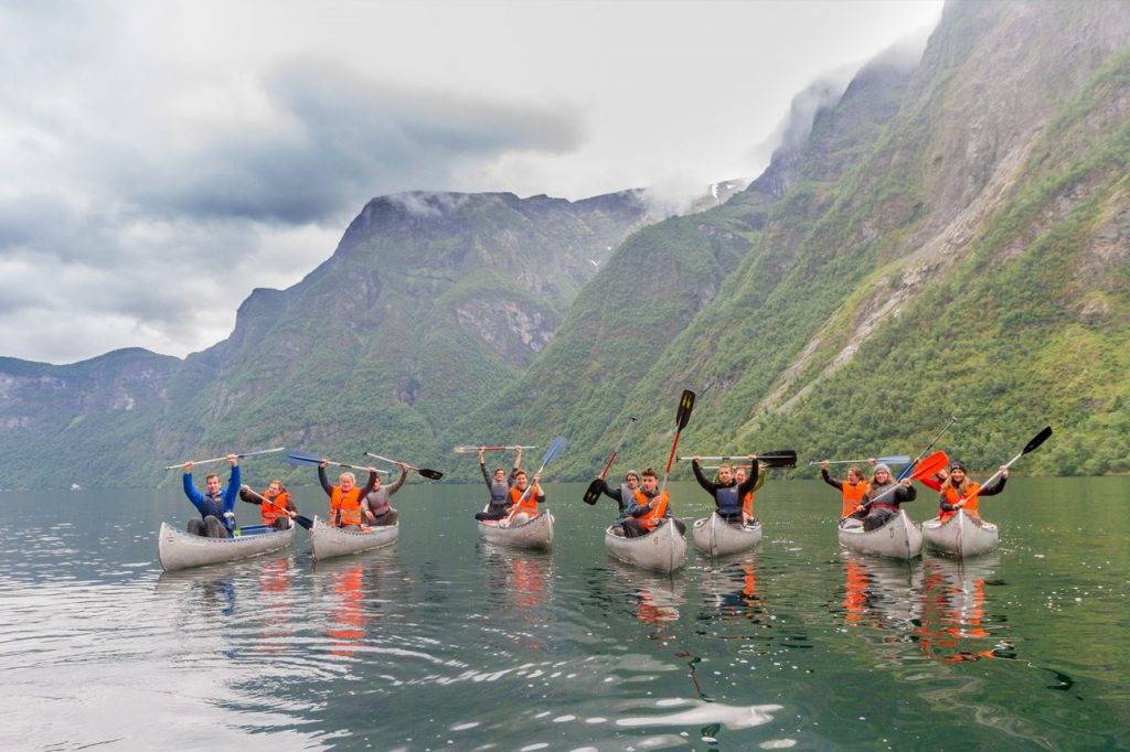 Kanotocht op het fjord in Noorwegen