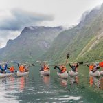 Kanotocht op het fjord in Noorwegen